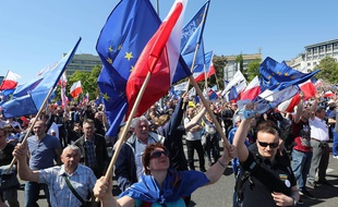Des opposants polonais au gouvernement conservateurs manifestent à Varsovie en faveur de l'Europe le 7 mai 2016.