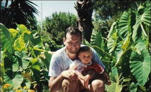 Après la mort du juge Borrel, en 1995 à Djibouti, l'enquête française a privilégié dans un premier temps la thèse du suicide avant de retenir celle d'un assassinat après de nouvelles expertises. Des témoignages mettent directement en cause le président djiboutien Ismaël Omar Guelleh et son entourage.