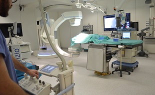 Le bloc opératoire de l'Institut hospitalo-universitaire qui héberge l'institut de chirurgie guidée par l'image est adapté pour accueillir tour de contrôle et boîte noire pour enregistrer et stocker les données.