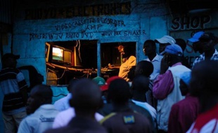 Les Kényans étaient suspendus mardi à la publication des résultats de l'élection présidentielle, qui tombaient au compte-gouttes mais donnaient invariablement le vice-Premier ministre Uhuru Kenyatta en tête, cinq ans après un précédent vote qui avait tourné au bain de sang.
