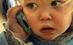 La secrétaire d'état à l'Ecologie, Chantal Jouanno, s'est déclarée vendredi favorable à l'interdiction de l'utilisation du téléphone portable par les jeunes enfants et à l'utilisation d'une oreillette.