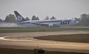 Un avion de la compagnie polonaise LOT à l'aéroport de Varsovie (Photo d'illustration)