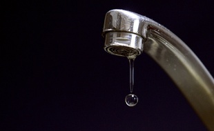 De l'eau fuit d'un robinet (illustration).