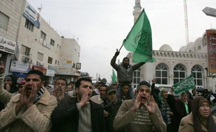 Quelque 200 Palestiniens ont protesté samedi à Ramallah, en Cisjordanie, contre la récente série de rencontres "exploratoires" israélo-palestiniennes en Jordanie.