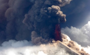 Vue d'hélicoptère du volcan Ulawun en éruption, le 26 juin 2019 en Papouasie-Nouvelle Guinée.