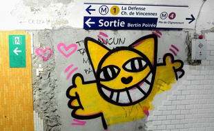 L'un des chats jaunes dessinés dans les couloirs de la station Châtelet du métro parisien par Thoma Vuille, qui doit comparaître devant le tribunal correctionnel de Paris, le 28 octobre 2014.