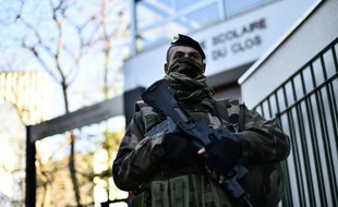 Un soldat français devant une école à Paris, le 22 novembre 2015