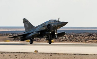 Un Mirage français décolle d'une base en Jordanie le 28 novembre 2014