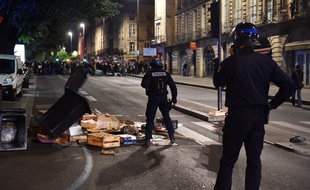 Les forces de l'ordre démontent les barricades érigées par les manifestants dans le centre ville de Bordeaux, le 27 avril 2017.