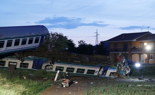 En Italie, un train a déraillé après avoir heurté un gros poids lourd qui s'était arrêté à un passage à niveau peu avant le passage du convoi, dans la nuit du mercredi 23 mai 2018.