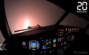 Un pilote d'avion filme son atterrissage dans la nuit et le brouillard.