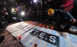 A Calais, environ 200 personnes ont rendu hommage aux 27 migrants qui ont perdu la vie dans le naufrage de leur embarcation la veille en observant une minute de silence et en déployant une banderole.