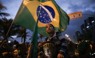 Les soutiens de Jair Bolsonaro rassemblées devant sa résidence à Rio de Janeiro, le 28 octobre 2018.