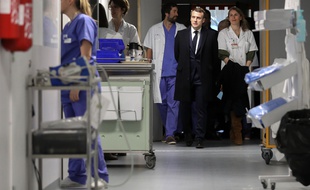 Emmanuel Macron à la Pitié-Salpêtrière, à Paris, le 27 février 2020.