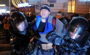 Plus de 300 opposants ont été interpellés lundi à Moscou, au moment où ils tentaient d'organiser une marche de protestation contre le déroulement des législatives, marquées, selon l'OSCE, par des infractions.