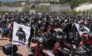 Des milliers de motards ont manifesté à Lyon le 16 avril 2016, contre le projet d'imposer un contrôle technique des deux-roues motorisés.