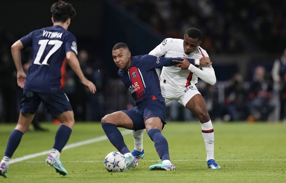 PSG-AC Milan : le jeu interrompu après l'intrusion d'un homme qui s'est  approché de Mbappé - Le Parisien