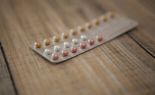 Illustration d'une plaquette de pilules contraceptives pour femmes.