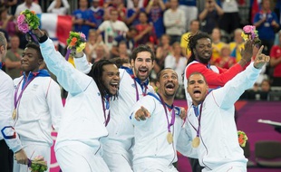 L'équipe de France de handball (de gauche à droite: Luc Abalo, Cedric Sorhano, Nikola Karabatic, Didier Dinar et Daniel Narcisse) célèbre sa victoire dimanche 12 août.