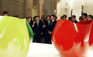 Le Premier ministre Manuel Valls (c) et le Premier ministre coréen Hwang Kyo-ahn (c-d), à l'inauguration de l'exposition "Korea Now" au Arts Décoratifs à Paris, le 16 septembre 2015