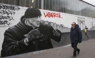 Une fresque de Christophe Dettinger dans les rues de Paris.
