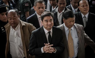 L'ex-Premier ministre thaïlandais Abhisit Vejjajiva arrive au tribunal de Bangkok, le 12 décembre 2013