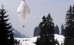 Ce ballon est la réplique de celui utilisé par Jean-Louis Etienne pour traverser le pôle Nord. La vue a été prise lors d'un vol d'essai à Carroz-d'Araches, le 11 mars 2010.