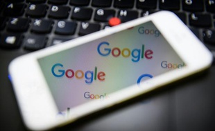 Le logo du moteur de recherche Google à Londres le 11 février 2016