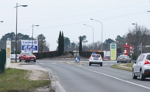 La zone commerciale du Pian-Médoc (Gironde), route de Pauillac.