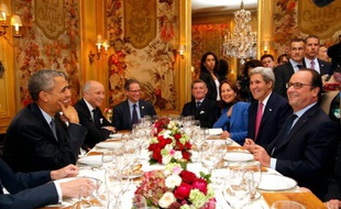 Barack Obama et Laurent Fabius (D) en face de François Hollande, John Kerry et Ségolène Royal (D) lors du dîner à L'Ambroisie, le 30 novembre 2015 à Paris
