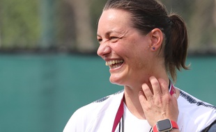 Corinne Diacre offre une autre facette de son image durant la Coupe du monde.