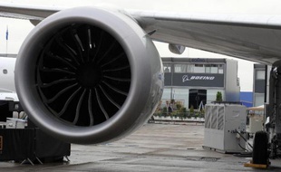 Boeing et Airbus ont finalement terminé au coude-à-coude au salon aéronautique du Bourget (France) où les grands constructeurs régionaux ont eux battu des records, illustrant le dynamisme du secteur.