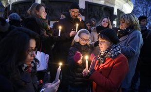 Des personnes lors du rassemblement en hommage aux victimes de l'attaque du journal Charlie Hebdo qui a fait 12 morts, le 7 janvier 2015 à Paris