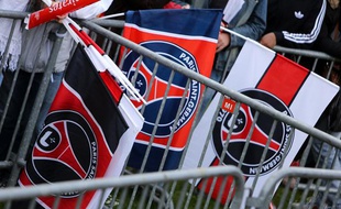 Les drapeaux des supporters parisiens, le 13 mai 2013 lors de la célébration du titre de champion de France du PSG au Trocadéro à Paris.