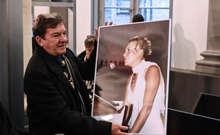 Jacky Kulik tient dans les mains une photo de sa fille, Elodie, violée et tuée en 2002
