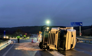 Le poids lourd s'est renversé sur l'A20, dans le sens Paris-Toulouse, le 13 janvier 2021.