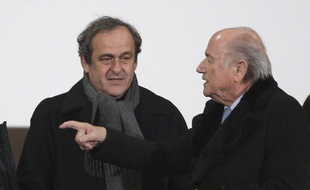 Michel Platini et Sepp Blatter lors du Mondial des clubs à Marrakech, au Maroc, le 16 décembre 2014.