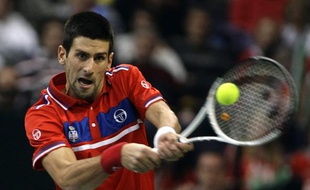 Le Serbe Novak Djokovic face à Gilles Simon, en Coupe Davis, le 3 décembre 2010, à Belgrade.