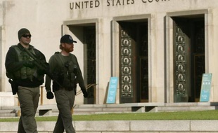 Des membres du service d'ordre patrouillent le 20 octobre 2014 devant le tribunal de Washington où comparaît Ahmed Abou Khattala accusé d'avoir organisé l'attaque du consulat américain à Benghazi