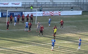 Les joueurs de la réserve de l'OGN Nice ont fait un mur sur leur propre ligne de but, le 25 janvier 2015, au stade des Alpes de Grenoble.