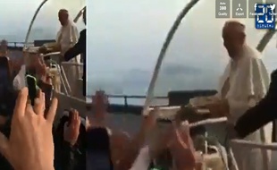 Le pape François reçoit une pizza dans la papamobile.