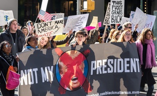 Des supporteurs démocrates manifestent à New York après la victoire de Donald Trump.