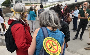 Des militants anti-5G ont mené une action ce mardi en fin d'après-midi devant la gare de Rennes où est testée la technologie.