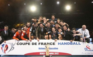 Les joueurs de Montpellier fêtent leur victoire en Coupe de France de handball, le 15 avril 2012 à Paris.
