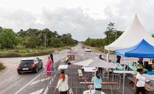 Un barrage organisé par des grévistes en Guyane le 25 mars 2017.