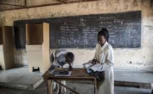Des membres de la Commission électorale dans un bureau de vote de Bujumbura, le 28 juin 2015