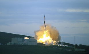 Lancement d'une fusée SpaceX Falcon 9 depuis la base aérienne de Vandenberg (Californie), le 11 janvier 2019.