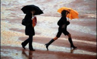 Une tempête accompagnée de fortes pluies et de violentes rafales a traversé vendredi la France, faisant un mort et plusieurs blessés à Paris et dans le Rhône, et privant plus de 200.000 foyers d'électricité.