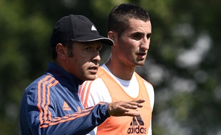 Maxime Gonalons, ici aux côtés de son ancien coach à l'OL Hubert Fournier, en août 2015 lors d'une séance d'entraînement.