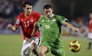 L'international Algérien Karim Ziani, marqué par l'Egyptien Ahmed Hassan, le 14 novembre 2009 au Caire.